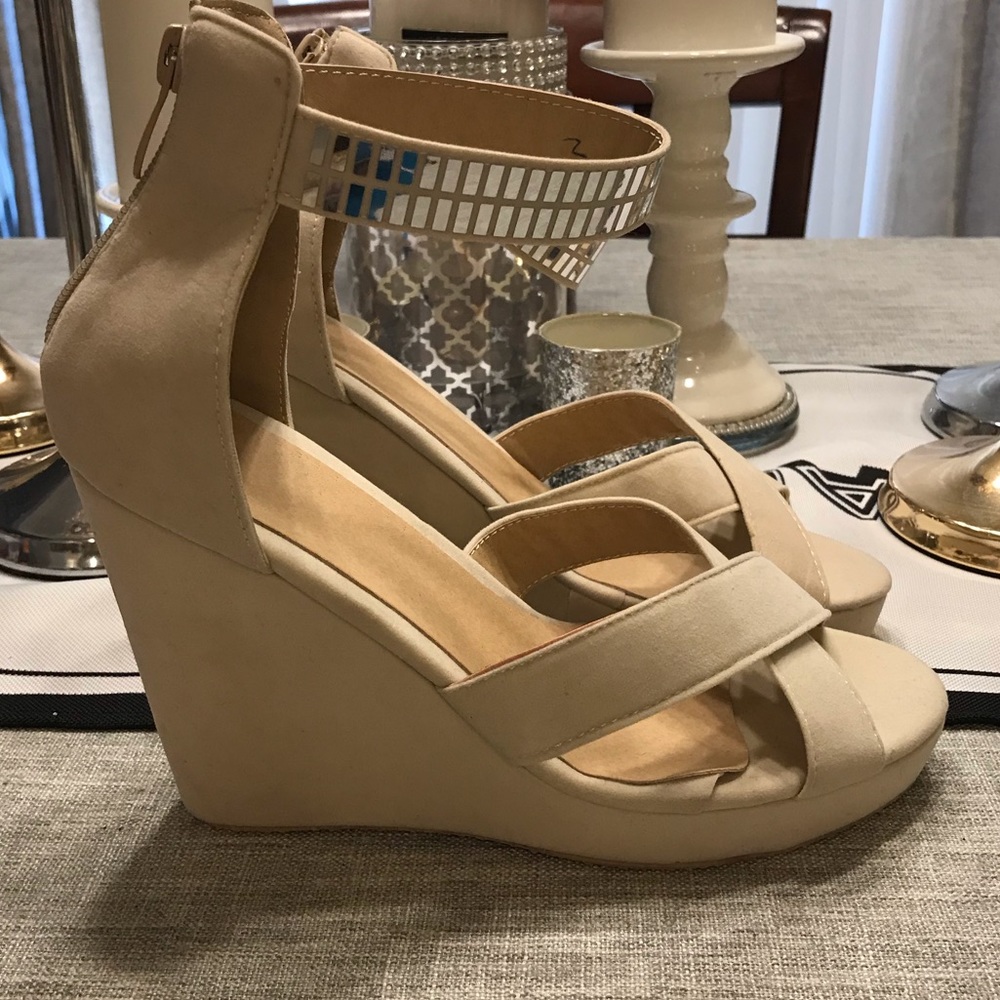 NEW CREAM COLOR SUEDE WEDGES. MIRROR STRAPS